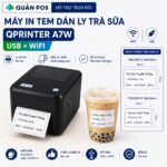 M&aacute;y in tem d&aacute;n ly tr&agrave; sữa Qprinter A7W kết nối USB v&agrave; WiFi, in nhanh r&otilde; n&eacute;t, d&ugrave;ng giấy in nhiệt 50x30mm hoặc 40x30mm, ph&ugrave; hợp in tem ly v&agrave; tem topping.